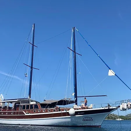 Botel Il Caicco